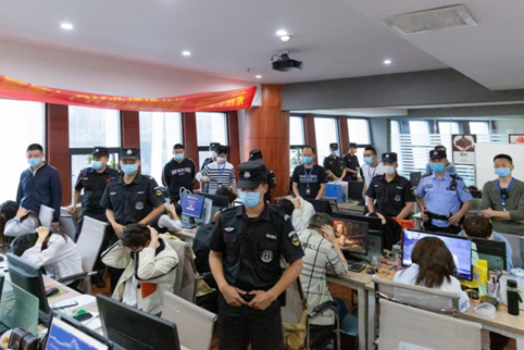 炒股配资利息 成渝两地警方联合破获高额股票配资诈骗案，首例诈骗案浮出水面