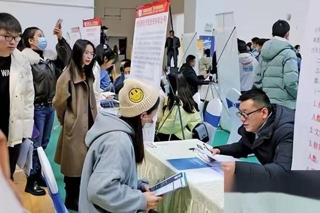 面对严峻就业形势,大学生_提升就业竞争力策略_大学毕业生求职突破