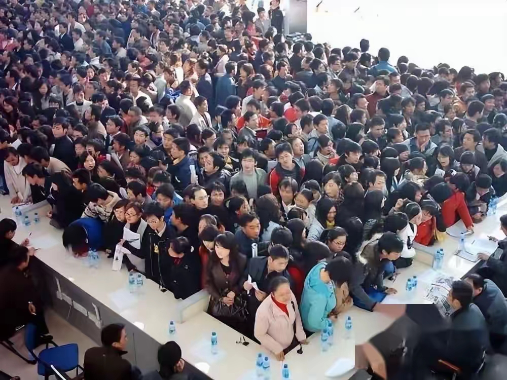 面对严峻就业形势,大学生_大学毕业生求职突破_提升就业竞争力策略