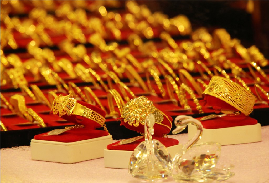 现货黄金突破3900美元大关创新高，港股黄金板块全线走强