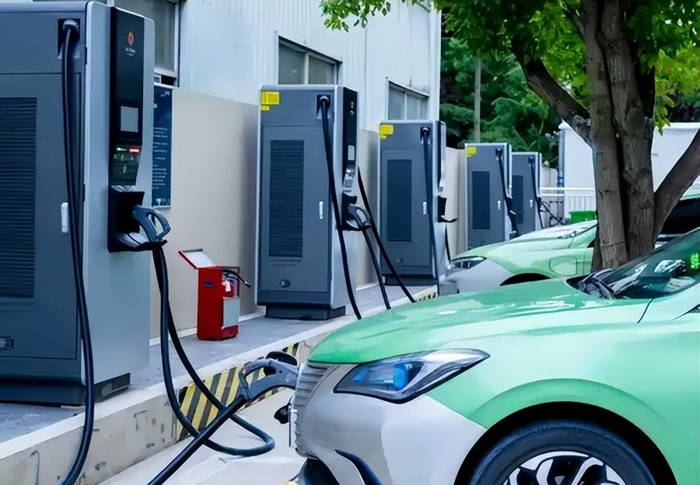 2025上半年汽油消费总量下降_中国新能源汽车市场份额提升_未来油价变动趋势