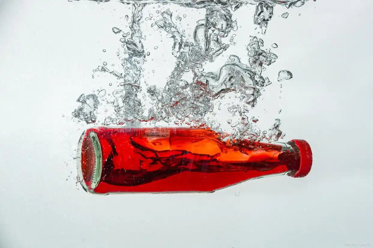 股票市场中庄家实力雄厚，散户跟庄需谨慎，同时庄家也要守原则