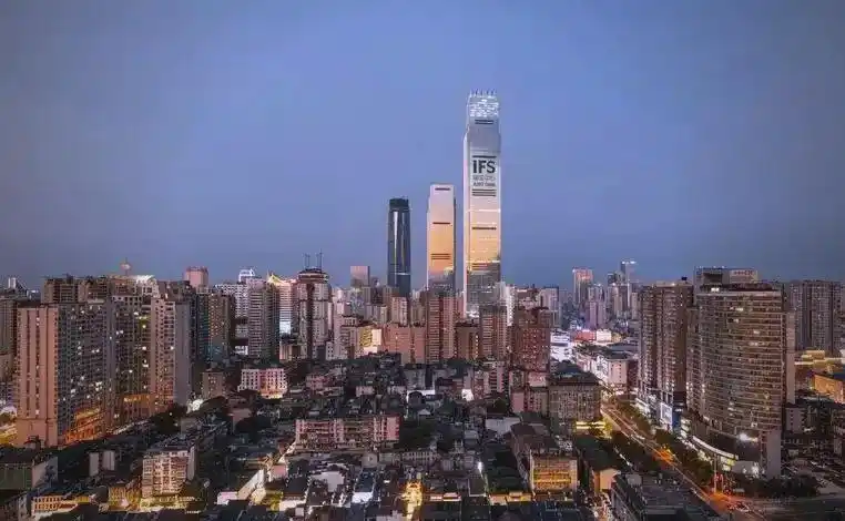 新一线城市榜单揭晓：成都稳居榜首，长沙跃升第六！未来发展如何？