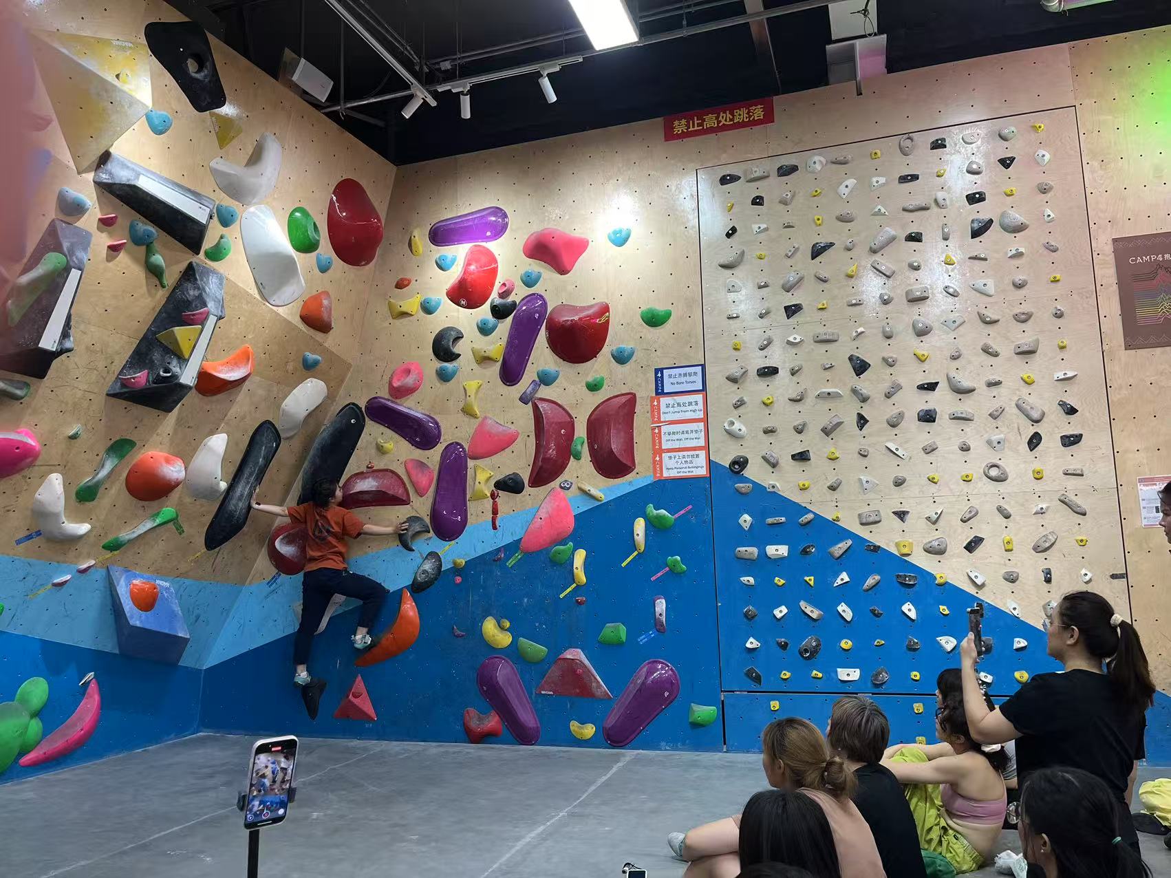 北京上海攀岩热潮来袭！新馆激增、24小时营业，人才缺口月薪达25K