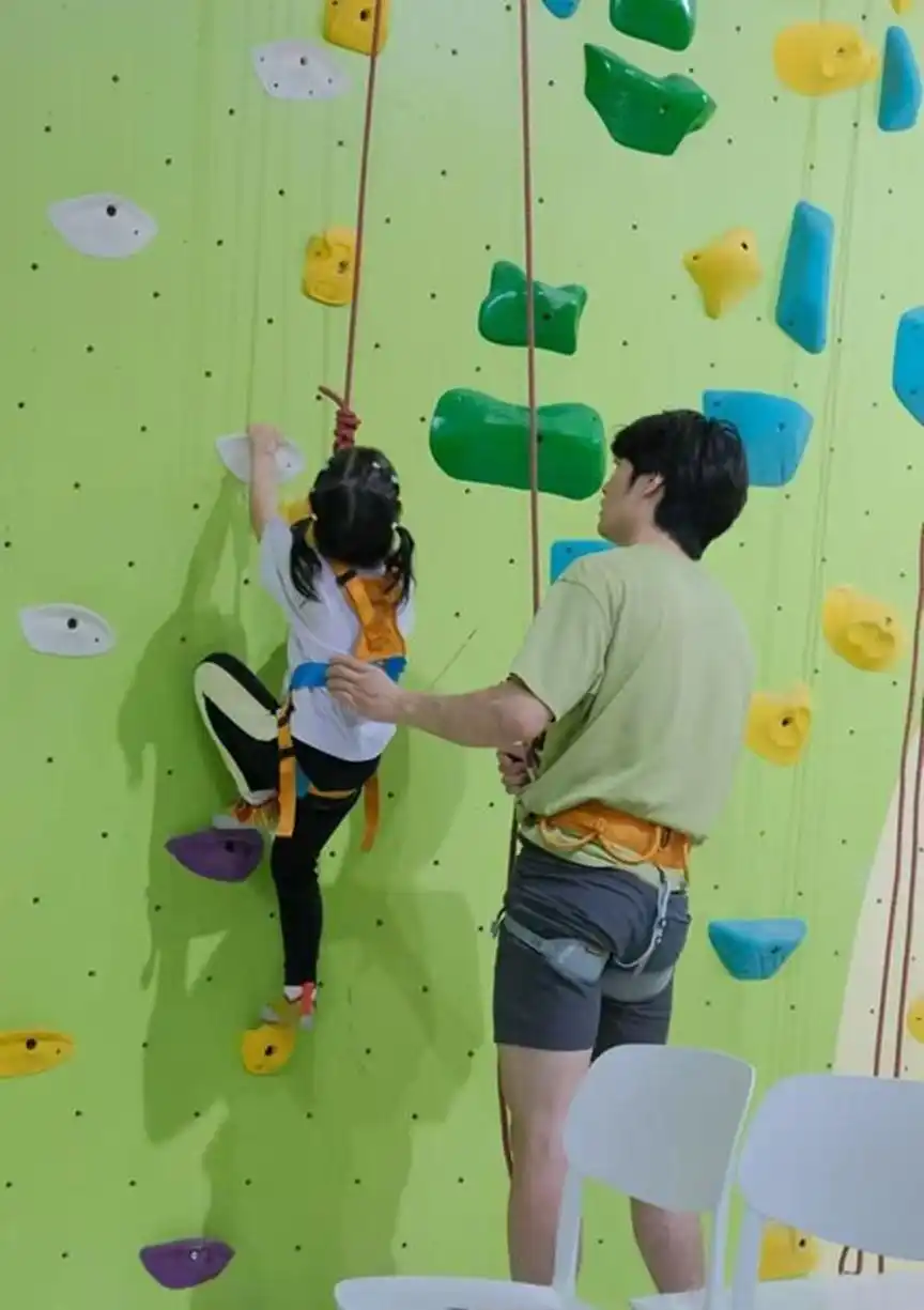 攀岩热潮下的安全警示：从奥运摘银到大众健身，如何平衡乐趣与风险？