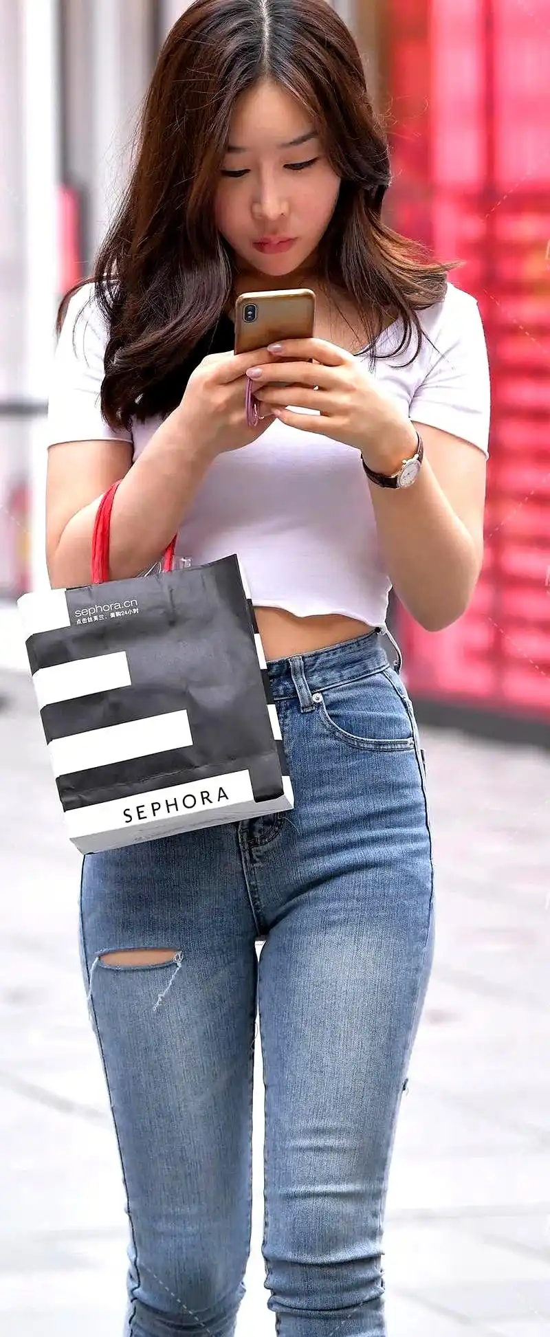 白色短上衣与破洞牛仔裤搭配要点，穿出街拍新鲜感