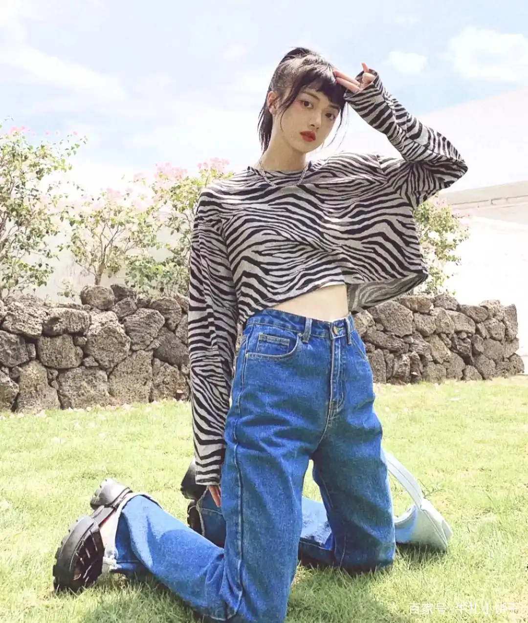 截短款上衣街拍趋势_气质短上衣搭配技巧_小个子女生秋冬短上衣穿搭推荐