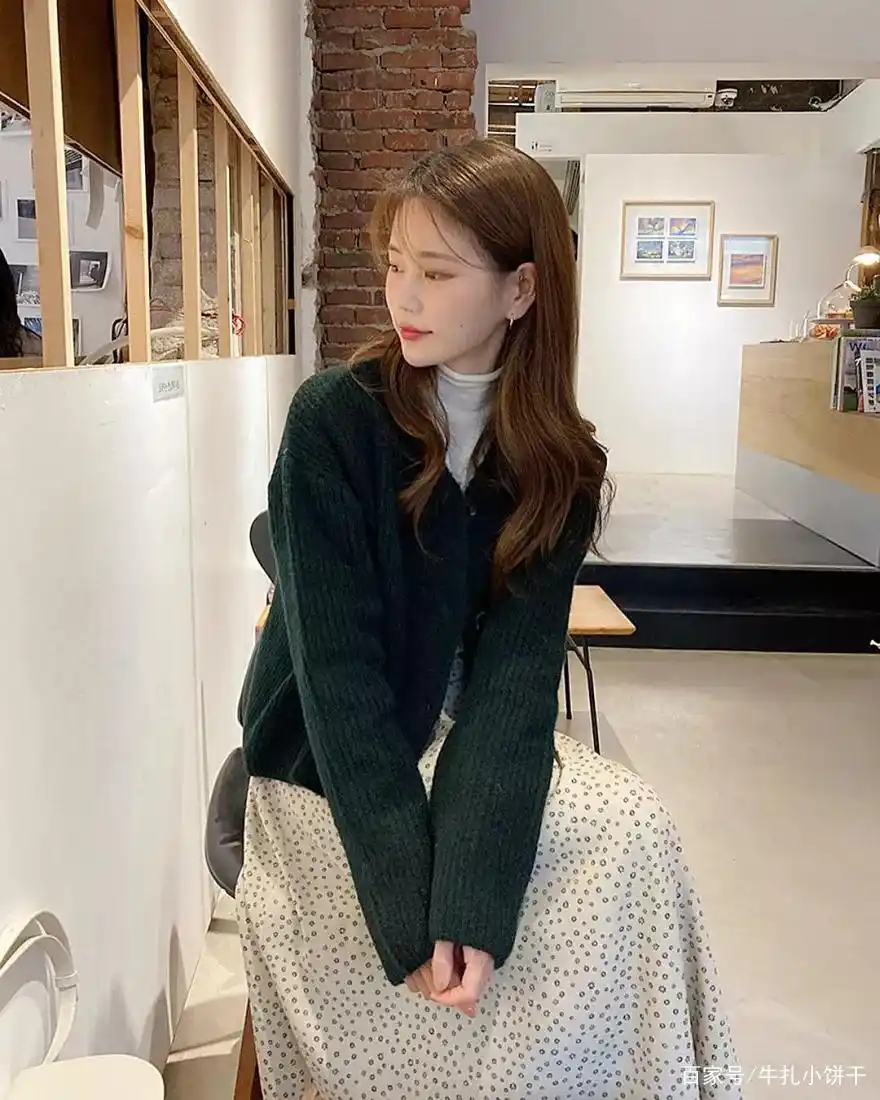 截短款上衣街拍趋势_小个子女生秋冬短上衣穿搭推荐_气质短上衣搭配技巧