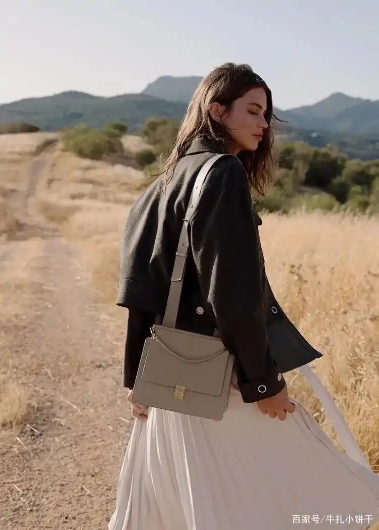 小个子女生秋冬短上衣穿搭推荐_截短款上衣街拍趋势_气质短上衣搭配技巧