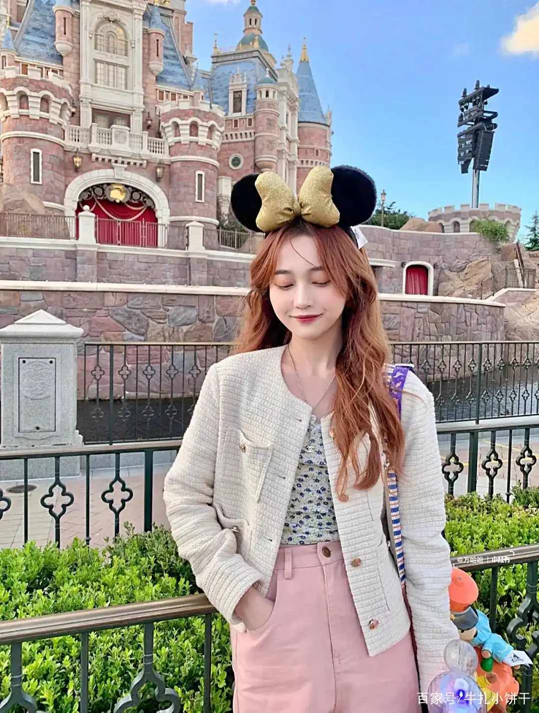 气质短上衣搭配技巧_小个子女生秋冬短上衣穿搭推荐_截短款上衣街拍趋势