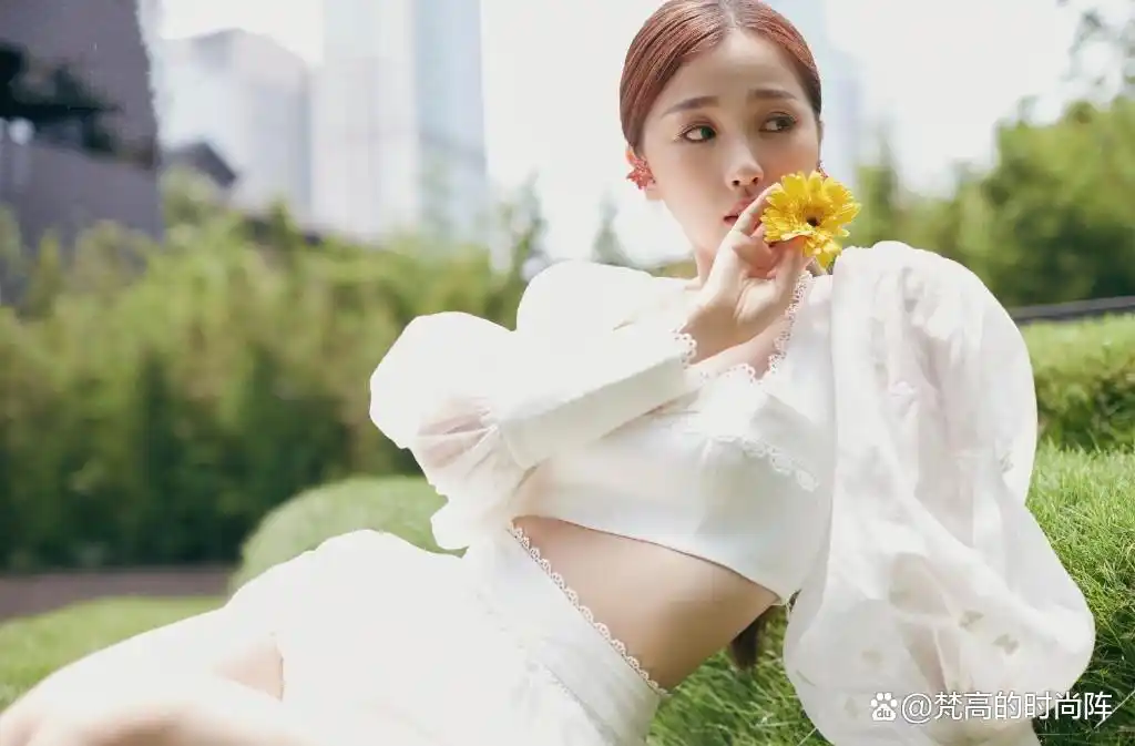 小个子女生穿衣法则：今年流行的‘露一截’上衣穿法超合适