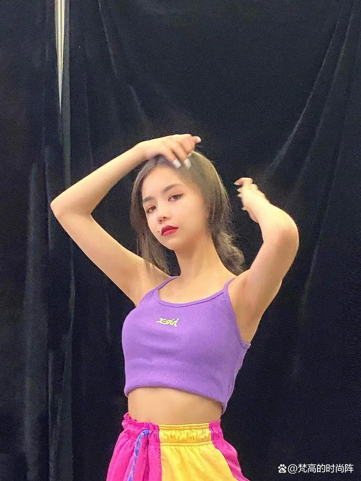 小个子穿搭露一截上衣_小个子显高技巧露一截上衣_截短款上衣街拍趋势