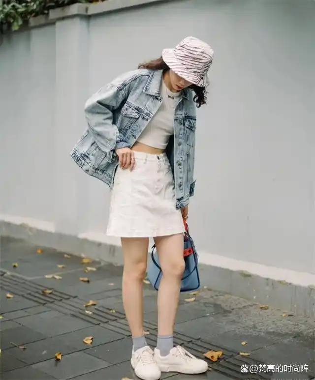 小个子显高技巧露一截上衣_小个子穿搭露一截上衣_截短款上衣街拍趋势