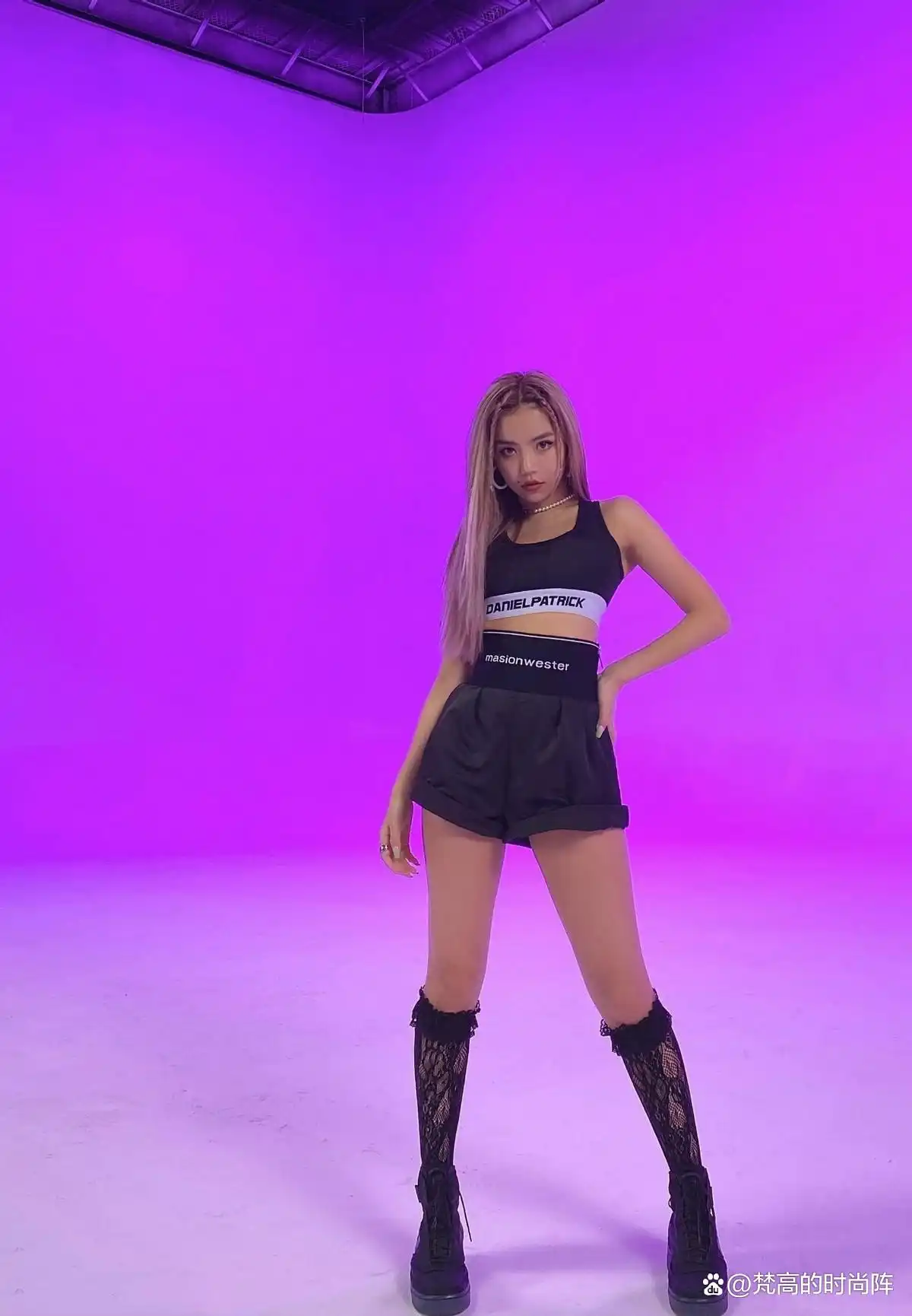 小个子显高技巧露一截上衣_小个子穿搭露一截上衣_截短款上衣街拍趋势