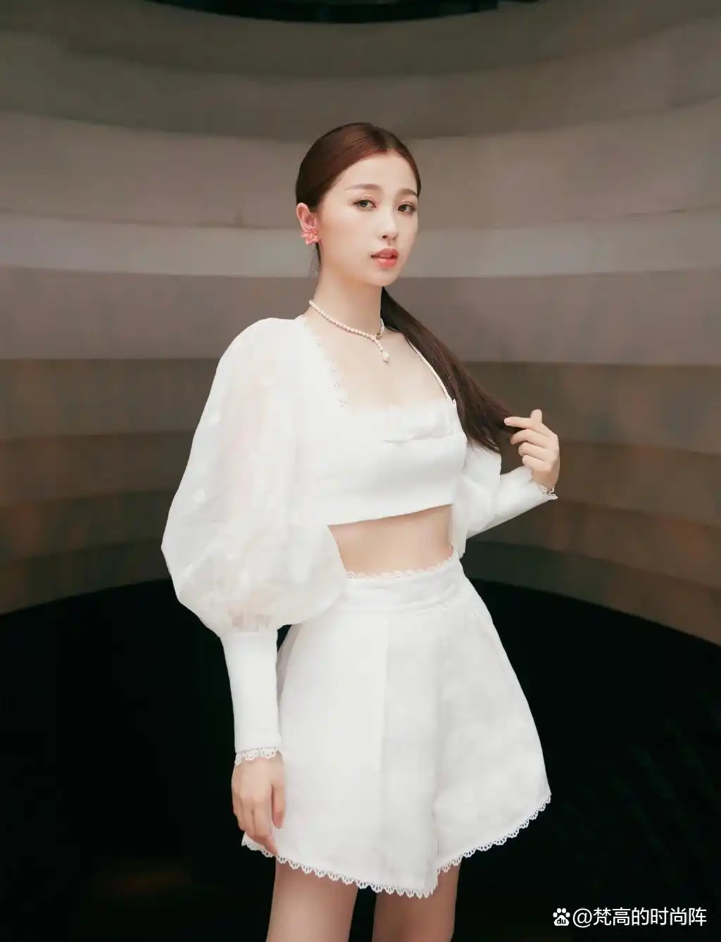 小个子显高技巧露一截上衣_小个子穿搭露一截上衣_截短款上衣街拍趋势