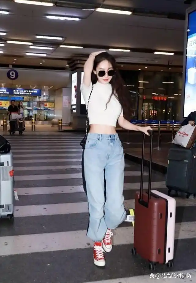 小个子穿搭露一截上衣_小个子显高技巧露一截上衣_截短款上衣街拍趋势