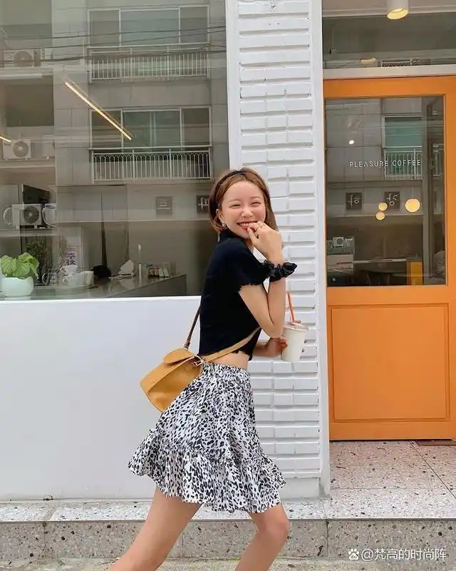 截短款上衣街拍趋势_小个子穿搭露一截上衣_小个子显高技巧露一截上衣