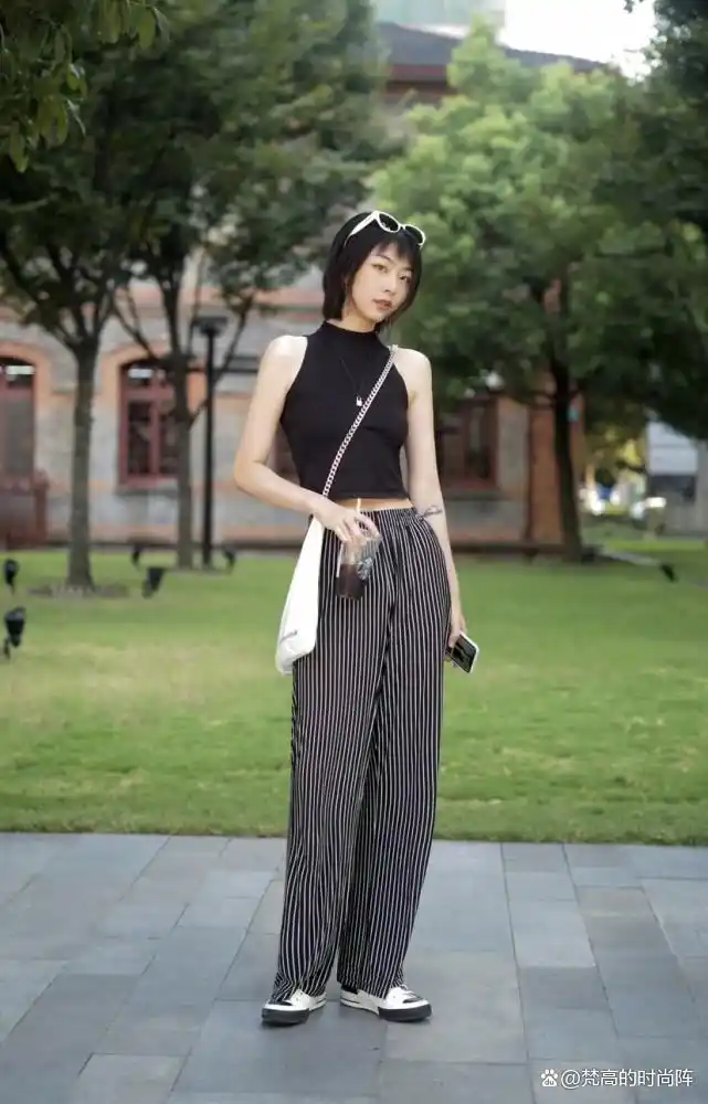 小个子穿搭露一截上衣_小个子显高技巧露一截上衣_截短款上衣街拍趋势