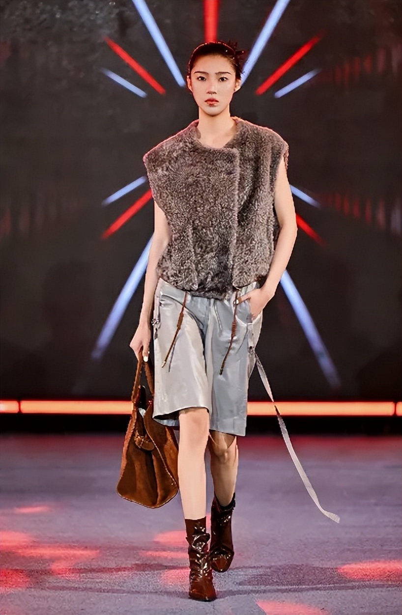 中国裘都2025秋冬皮草流行趋势_设计师品牌皮草发布_狐狸皮毛行情2026