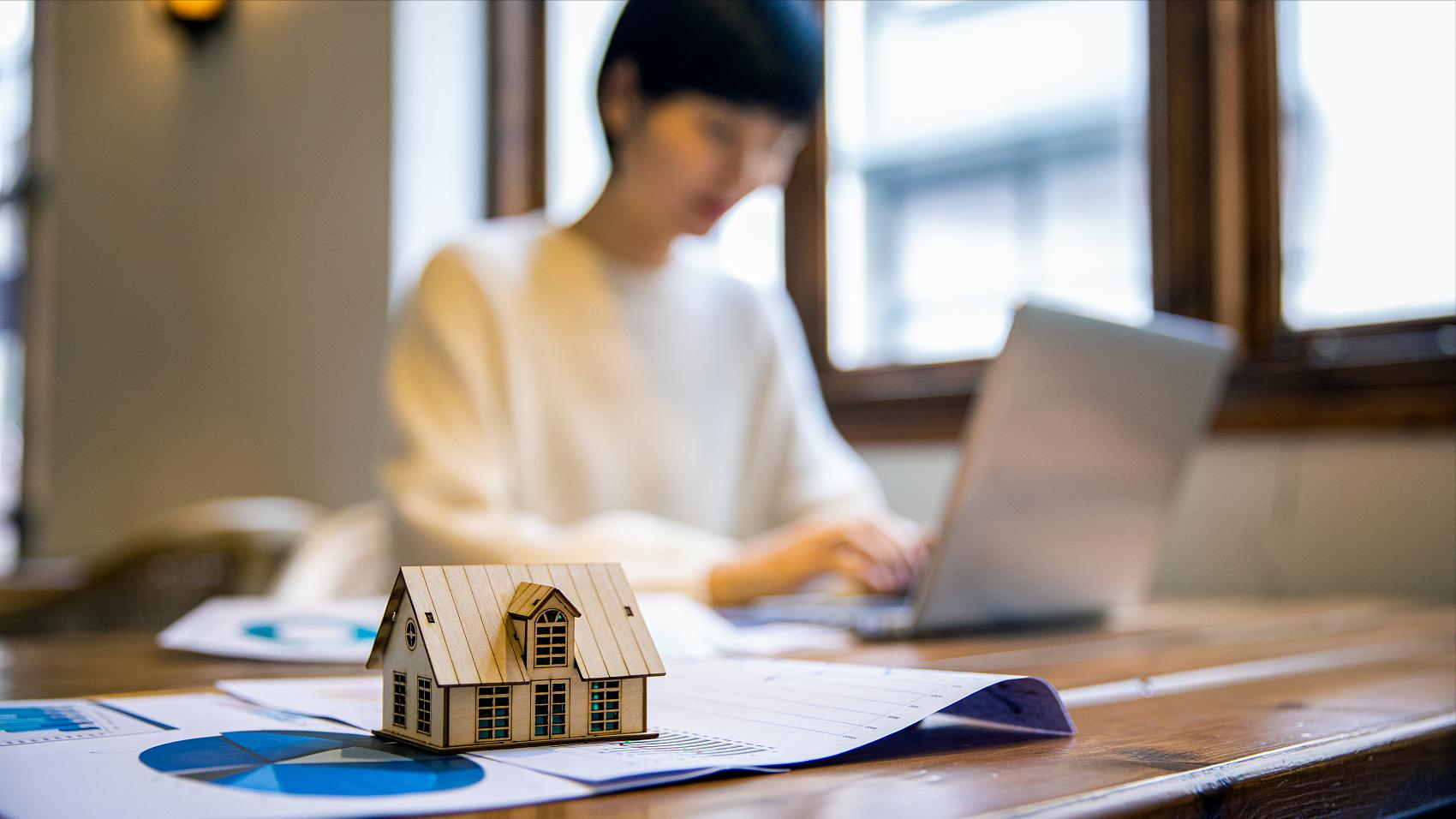 70个大中城市房价下跌分析_2025年楼市二手房挂牌量突破750万套_房价还会下跌吗