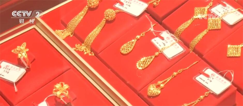 金价四连涨创新高，首饰金逼近700元，现在还能买吗？